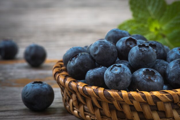 Anordnungs-Blaubeeren in der Flechtweide auf dem Tisch