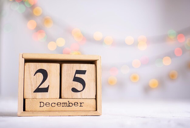 Anos novos conteúdo árvore de Natal brinquedos de ouro uma pequena árvore de natal luzes madeira ecocubos