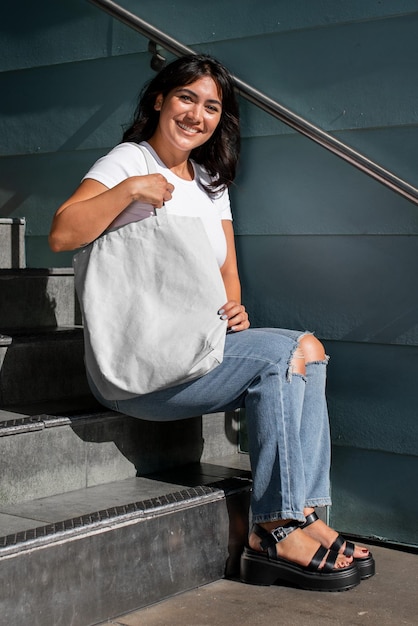 Anpassbare Tasche png-Mockup durchsichtiges Casual-Tote-Accessoire für eine selbstbewusste Latina-Frau