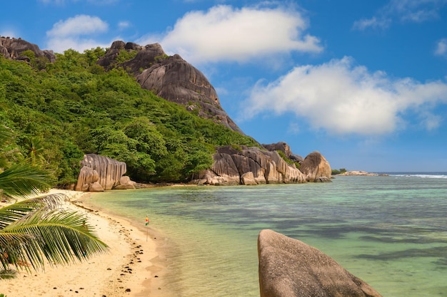 Anse fonte dargent praia com palmeiras em la digue ilha Seychelles