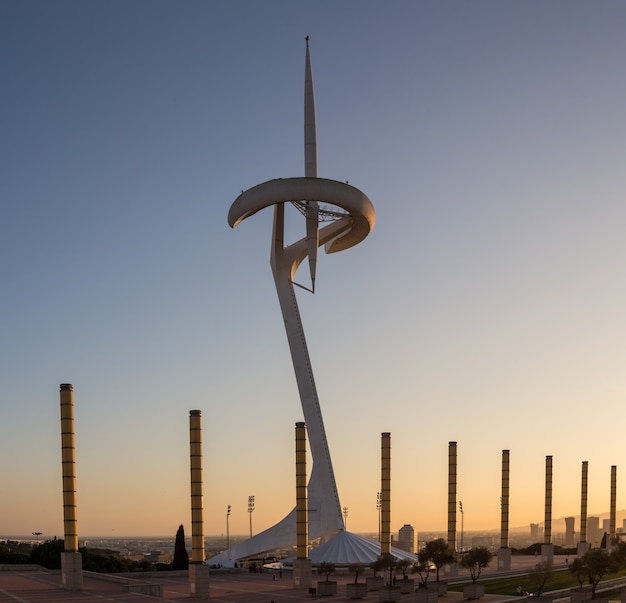 Ansicht berühmten Calatrava-Turms im Olympiapark Montjuic in Barcelona, Spanien