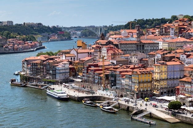 Ansicht der alten Stadt Porto mit Fluss Douro, Portugal