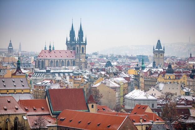 Ansicht der alten Stadt Prag-Stadt am schneebedeckten nebeligen Tag im Winter, Tschechische Republik