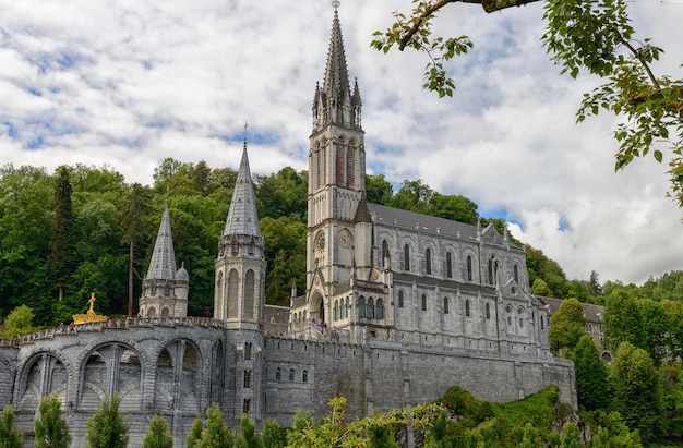 Ansicht der Basilika von Lourdes in Frankreich