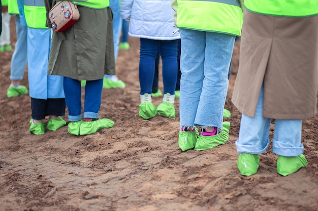 Ansicht der Beine in wiederverwendbaren Überschuhen. Umweltfreundliche Überschuhe.