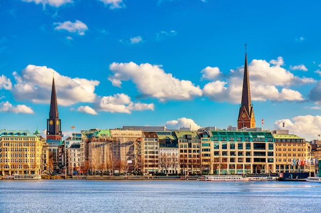 Ansicht der berühmten Binnenalster während des sonnigen Sommertages in Hamburg, Deutschland