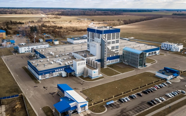 Ansicht der blauen Fabrik von oben Luftaufnahme der Fabrik