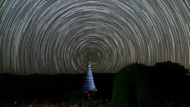 Ansicht der buddhistischen Pagode und des startrail in der Galaxie