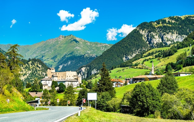 Ansicht der Burg Naudersberg in Nauders - Tirol, Österreich