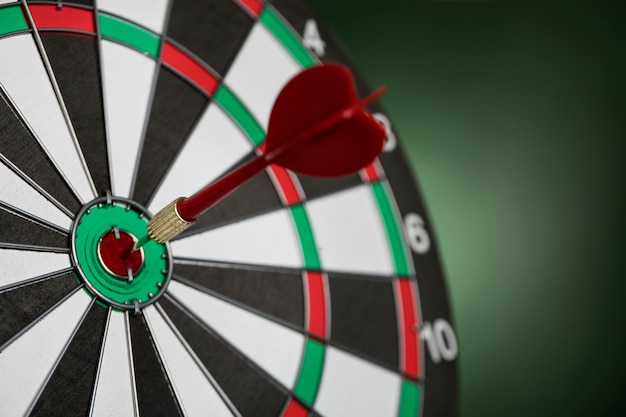 Foto ansicht der dartscheibe mit bullseye-pfeilspitzen