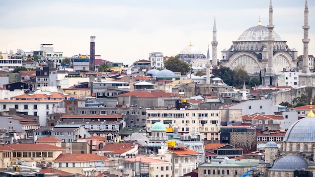 Ansicht der Ebenen von Wohngebäuden mit Nuruosmaniye Moschee in Istanbul, Türkei