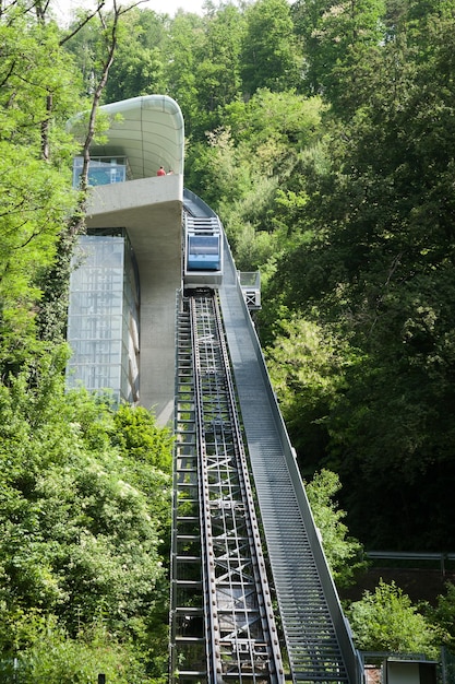 Foto ansicht der innsbrucker schwebebahn städtische mobilität österreich