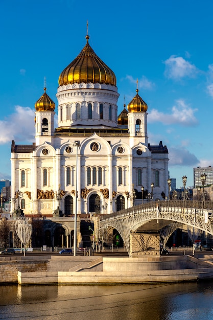 Ansicht der Kathedrale von Christus dem Erlöser in Moskau mit Brücke über Moskau an einem sonnigen Tag