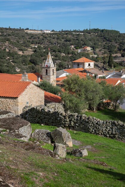 Ansicht der Kirche und des Dorfes in Castelo Mendo, Portugal