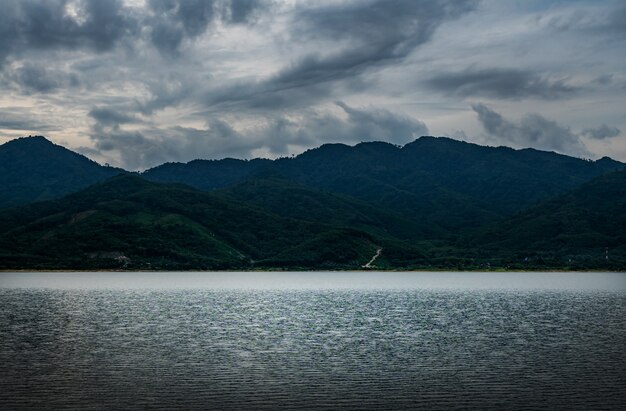 Ansicht der Landschaftsnatur im Himmel und im Wolkensturm und im Fluss in der stürmischen Regenzeit