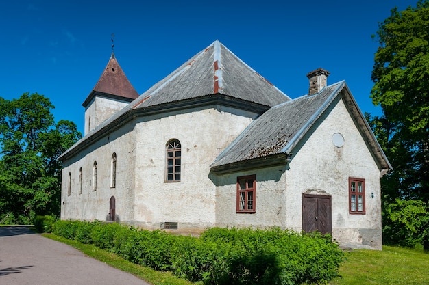 Ansicht der lutherischen Kirche von Cirava Lettland Gesamtplan Sonnige Sommerlandschaft