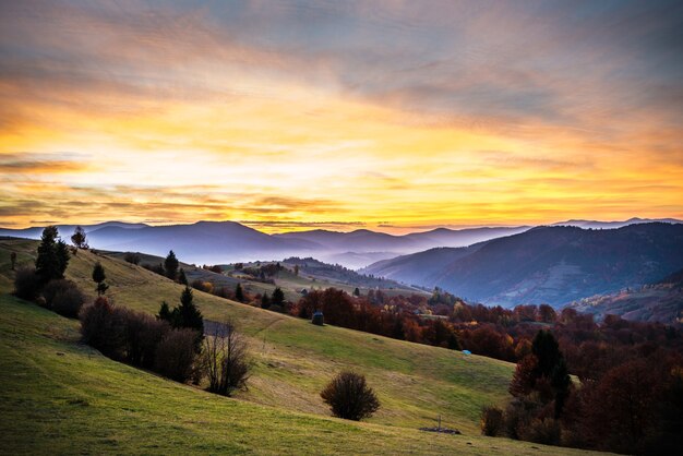 Ansicht der malerischen Landschaft im Bergdorf mit hellem buntem Himmel