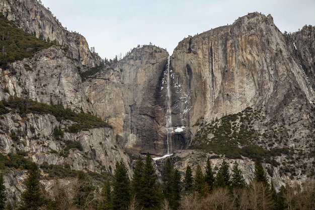 Ansicht der Naturlandschaft am Yosemite Nationalpark im Winter