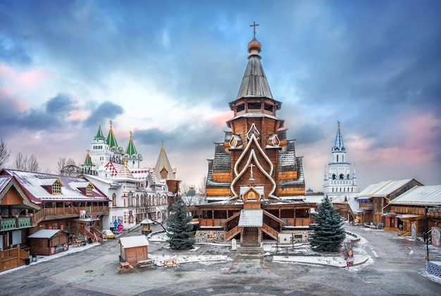 Ansicht der Nikolaikirche im Izmailovsky Kreml in Moskau unter einem schönen blauen Himmel an einem sonnigen Winterabend