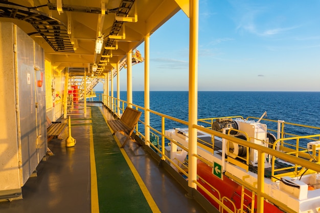 Ansicht der Offshoreöl-Ölplattform mit dunkelblauem Meerwasser und klarem Himmel.