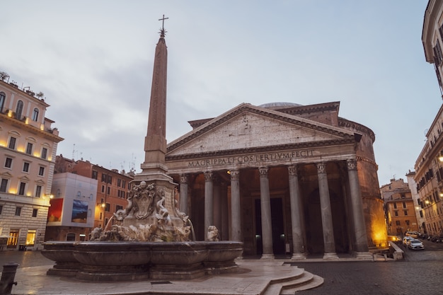 Ansicht der Pantheon-Basilika im Zentrum von Rom am Morgen. Italien. Reise.