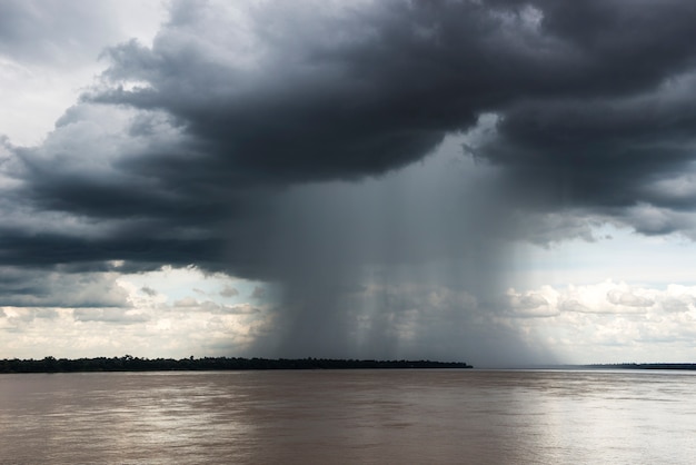 Foto ansicht der regensturmwolken über mae kong fluss, thailand.