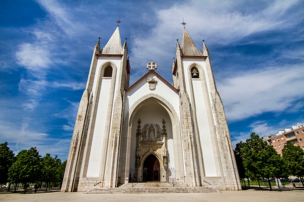 Ansicht der schönen Kirche von Santo Condestavel, gelegen in Lissabon, Portugal.