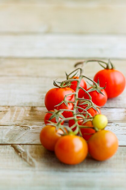 Ansicht der schönen roten Kirschtomaten auf Holztisch