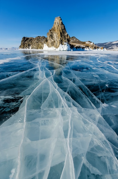 Ansicht der schönen Zeichnungen auf Eis von Rissen und Blasen des tiefen Gases auf der Oberfläche des Baikalsees im Winter, Russland