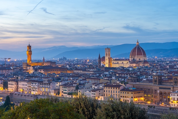 Ansicht der Skyline der Stadt Florenz in der Dämmerung in der Toskana, Italien.