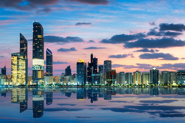 Ansicht der Skyline von Abu Dhabi bei Sonnenuntergang, Vereinigte Arabische Emirate