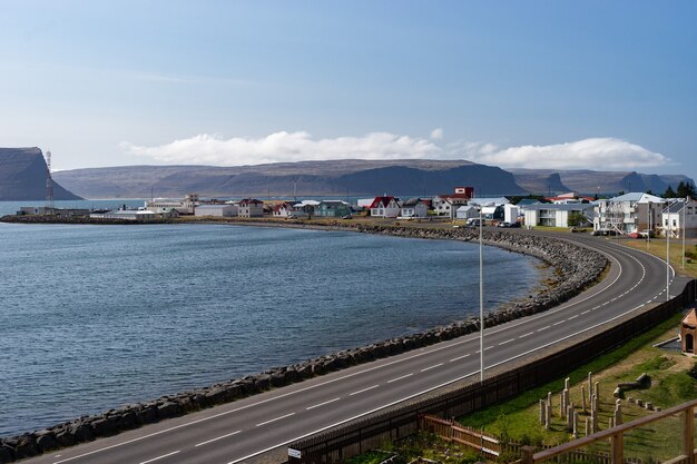 Ansicht der Stadt Patreksfjordur im Westfjord während der Sommerzeit