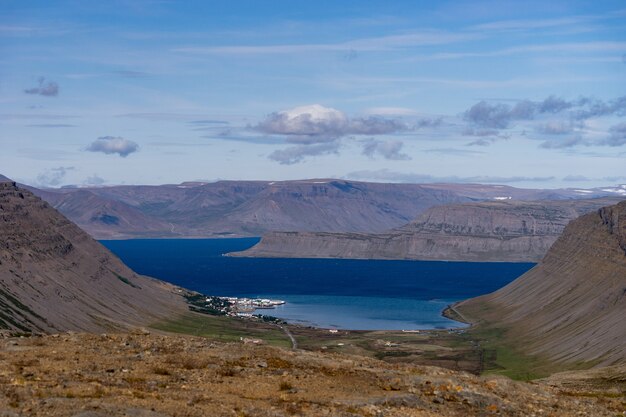 Ansicht der Stadt Patreksfjordur im Westfjord während der Sommerzeit