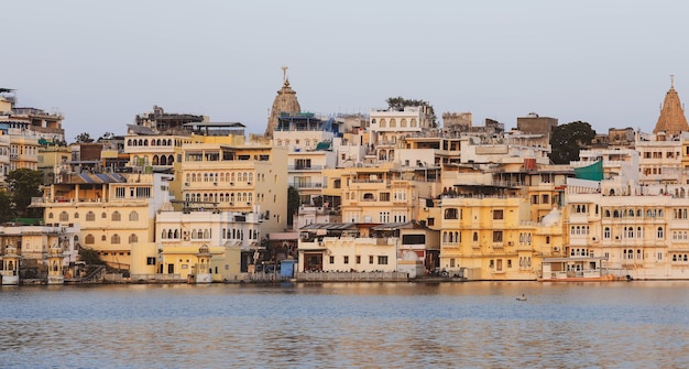 Ansicht der Stadt Udaipur am See Pichola am Morgen, Rajasthan, Indien.