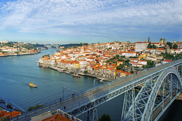 Foto ansicht der stadt von porto, portugal mit der dom luiz brücke