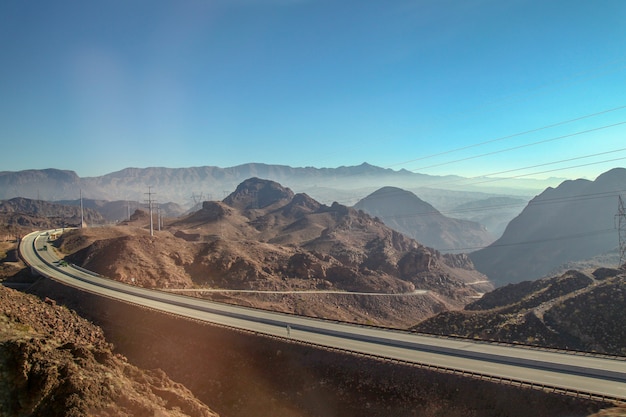 Ansicht der straße und des berges haben den nebel ist das schöne wahrzeichen in nevada und in arizona, usa