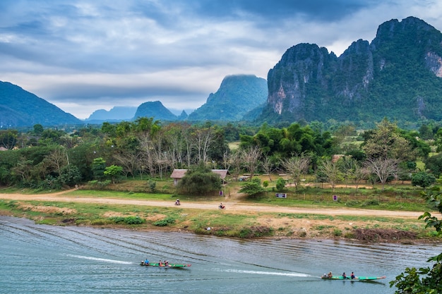 Ansicht der touristischen Boote auf dem Nam Song River- und Gebirgshintergrund