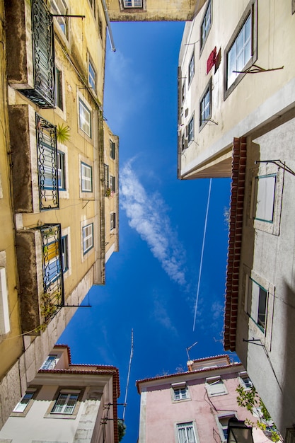 Ansicht der typischen schmalen Gebäudearchitektur von Lissabon, Portugal.