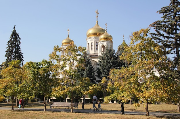 Ansicht der weißen orthodoxen Kirche mit goldenen Kuppeln im Park.