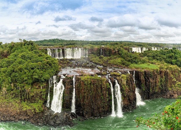 Ansicht der weltberühmten Iguazu-Wasserfälle in Argentinien.