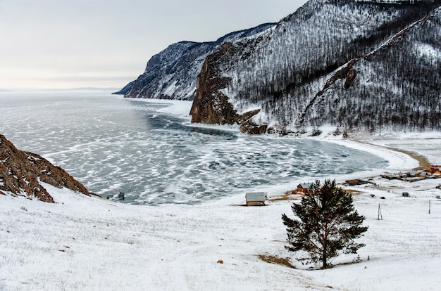 Ansicht der winterlandschaft in sibirien mit gefrorenem baikalsee in der ferne. winter in russland