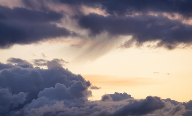 Ansicht der Wolkengebilde während eines farbenfrohen Sonnenuntergangs oder Sonnenaufgangs