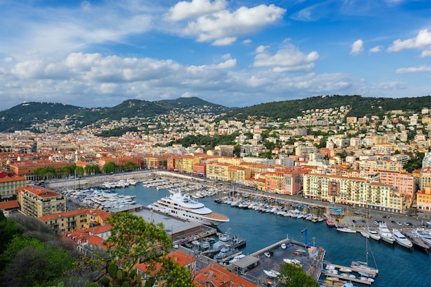 Ansicht des alten Hafens von Nizza mit Yachten, Frankreich