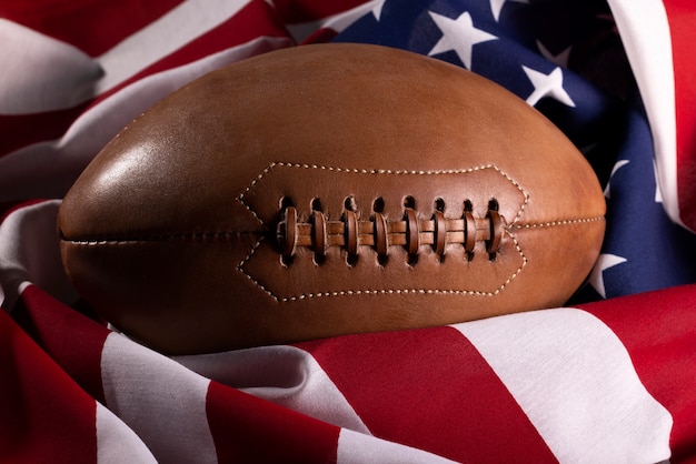 Foto ansicht des american football mit amerikanischer flagge