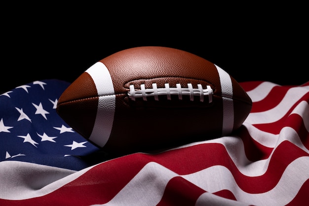 Foto ansicht des american football mit amerikanischer flagge