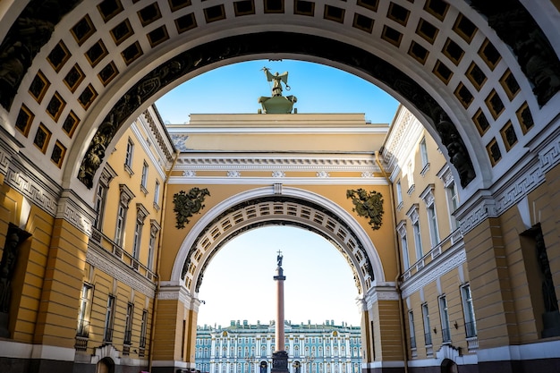 Foto ansicht des bogens des generalstabsgebäudes und der alexandersäule auf dem schlossplatz dvortsovaya-platz