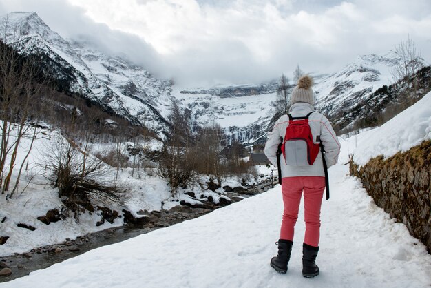 Ansicht des Cirque de Gavarnie unter bewölktem Himmel