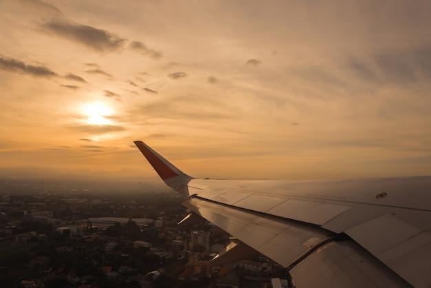 Ansicht des Düsenflugzeugflügels mit Sonnenuntergang