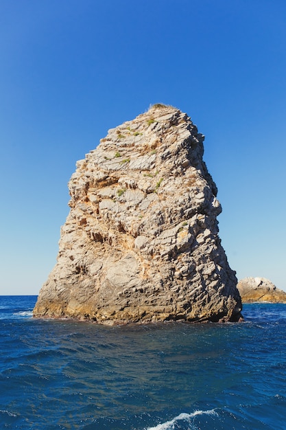 Ansicht des Felsens mit klarem blauem Wasser