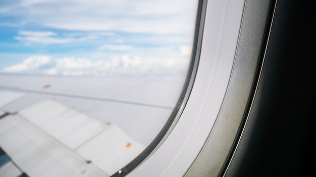 Foto ansicht des flugzeugfensters mit himmelhintergrund.